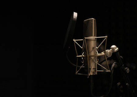 ”Pari spiikkeriä ja yksi matalaääninen voice over.” Radiomainonnan roolituksesta